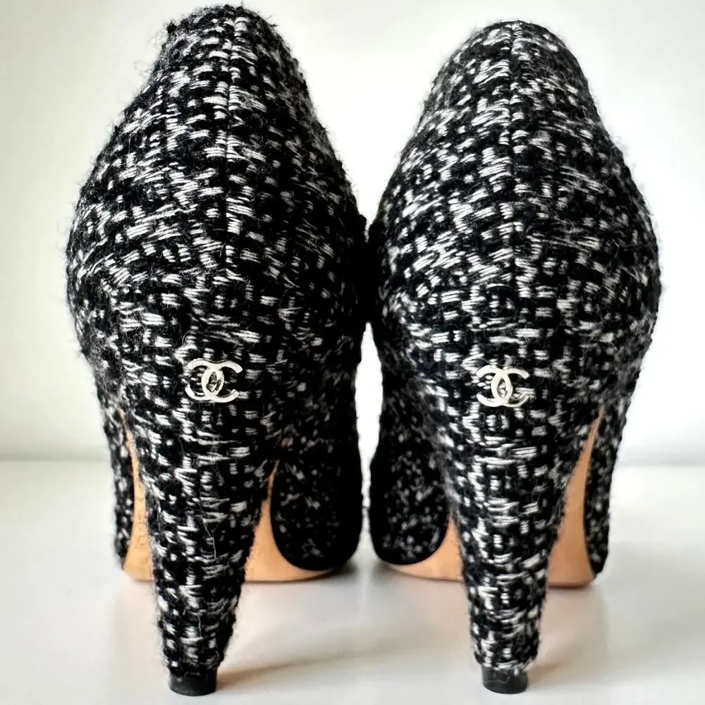 CHANEL 2010 CC Tweed Camellia Flower Heel Pumps Black White IT 38.5